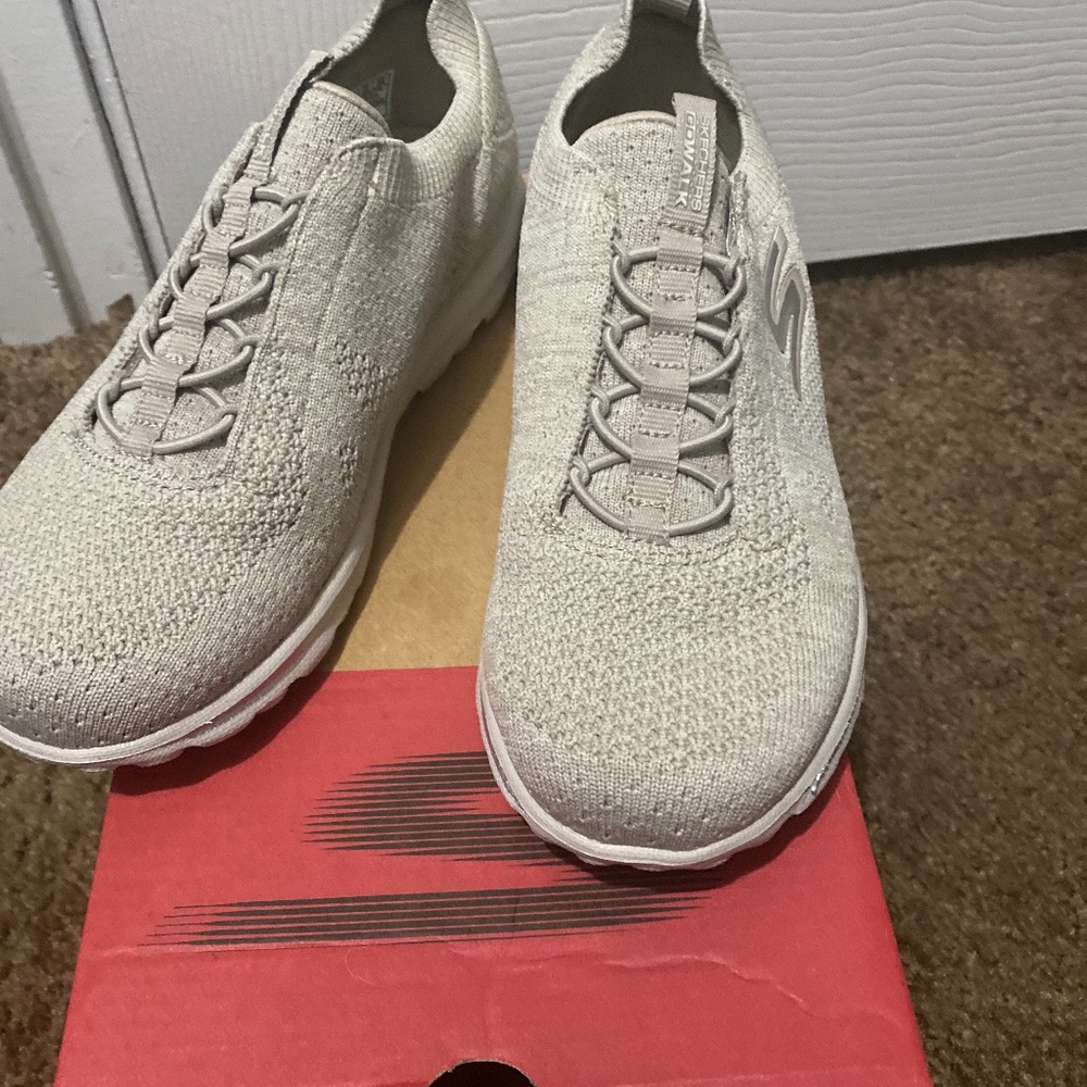Tennis shoes